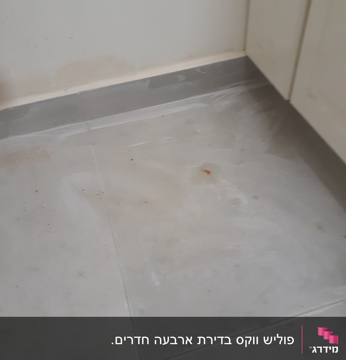 רצפה מלוכלכת עם כתמים ואבק ליד ארון
